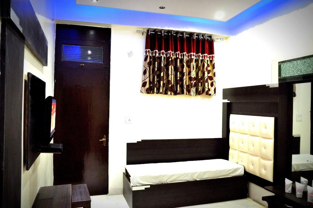 Hotel Peace Point - 1 Min Walking Distance From Station نيودلهي الغرفة الصورة