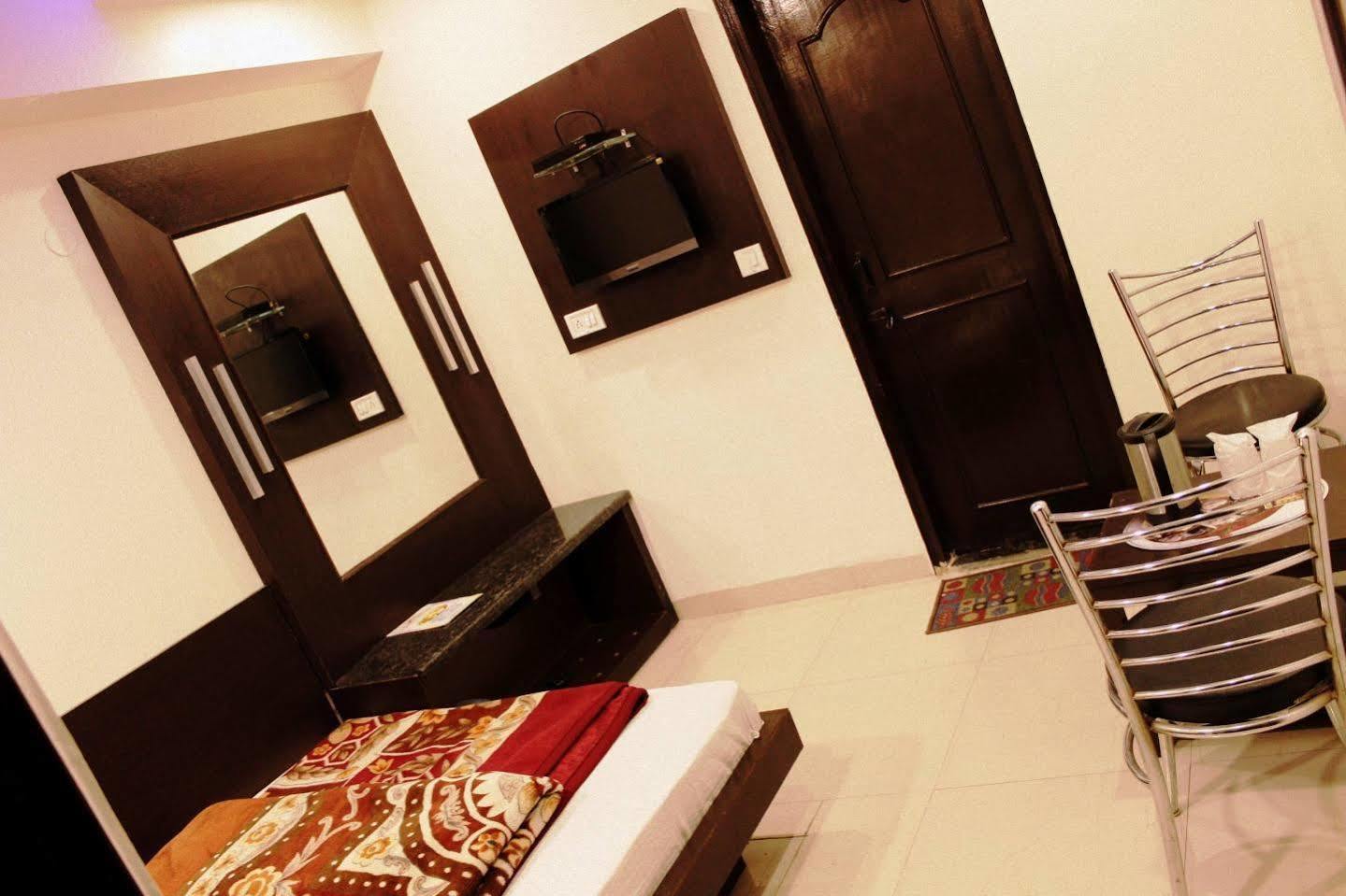 Hotel Peace Point - 1 Min Walking Distance From Station نيودلهي المظهر الخارجي الصورة
